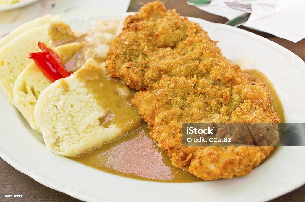 Rebozado Checa chuletas de cerdo con raviolis - Foto de stock de Empanado libre de derechos