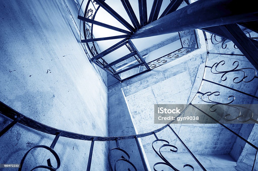 Винтовая лестница - Стоковые фото Абстрактный роялти-фри