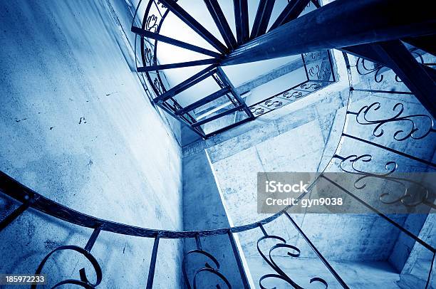 Винтовая Лестница — стоковые фотографии и другие картинки Абстрактный - Абстрактный, Архитектура, Башня
