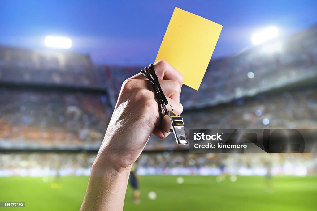 Hand of referee with yellow card and whistle - Royalty-free Gele kaart Stockfoto