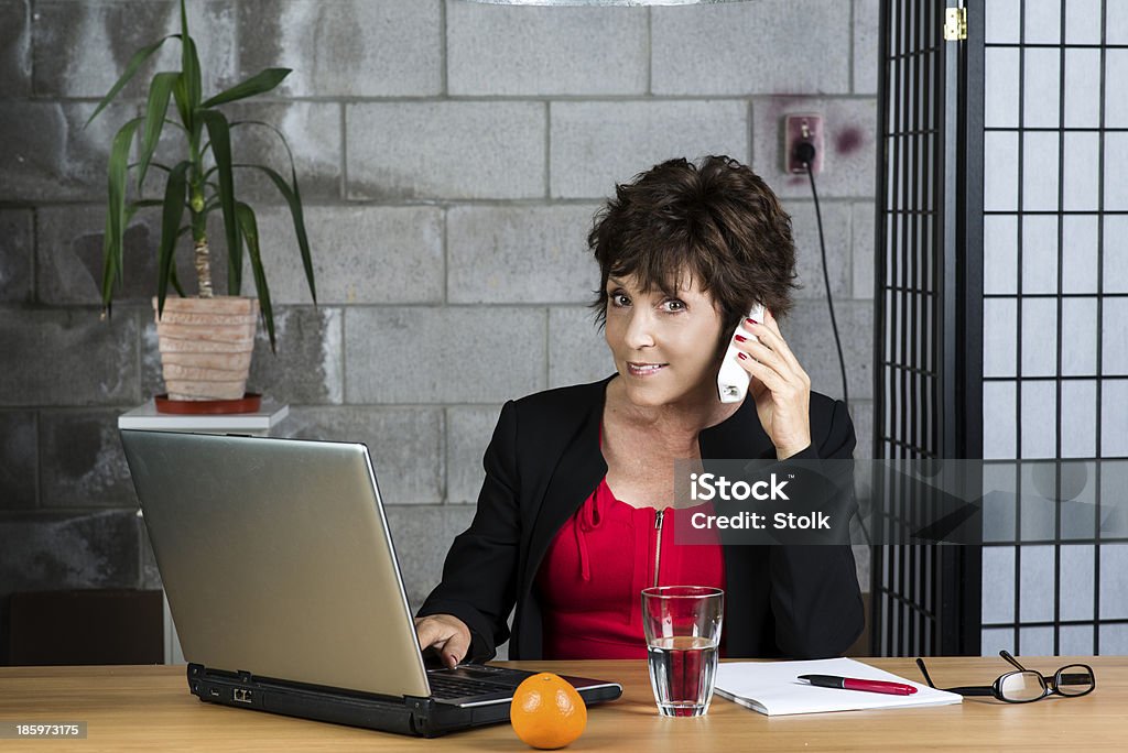 Chiamate matura donna d'affari - Foto stock royalty-free di Adulto