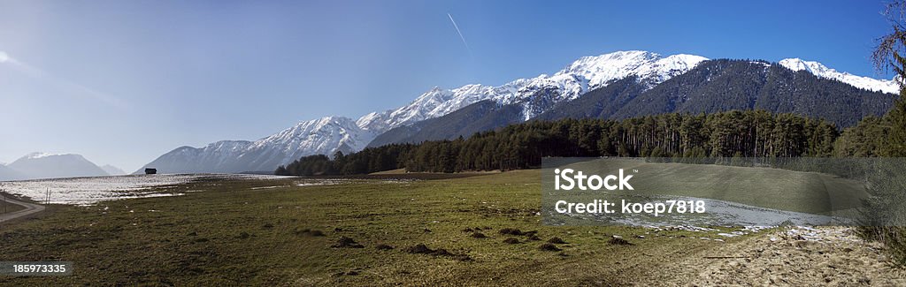 Vista sobre Mieminger Planalto no sentido de Montanhas Wetterstein - Royalty-free Ao Ar Livre Foto de stock