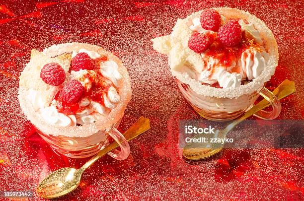 Sobremesa De Natal Com Decoração Em Um Copo - Fotografias de stock e mais imagens de Bolo Tipo Trifle - Bolo Tipo Trifle, Natal, Alimentação Saudável
