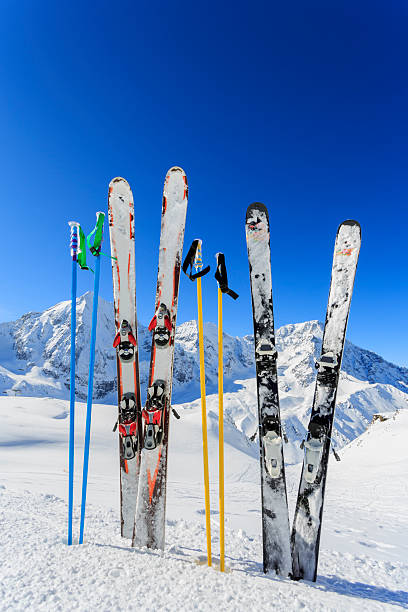 스키 장비 on 인공눈 - ski resort winter sport apres ski ski slope 뉴스 사진 이미지