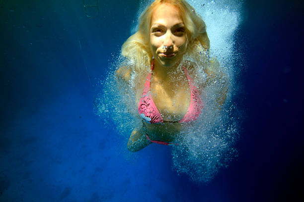 istock diving girl 185976561