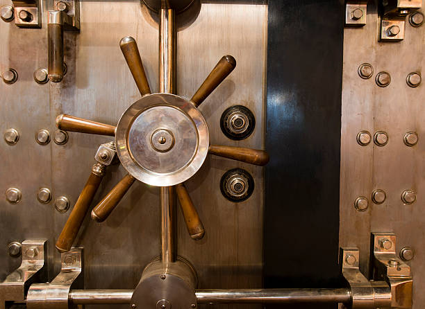 immense inpenetrable vintage bank vault énorme poignée combinaison composer le - safe vaulted door combination lock door photos et images de collection