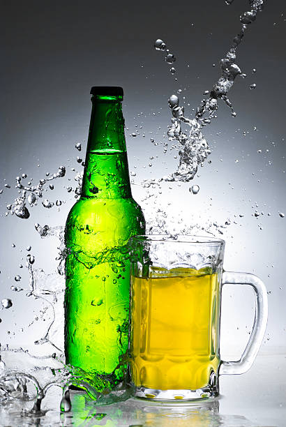 Garrafa de cerveja com água splash - foto de acervo