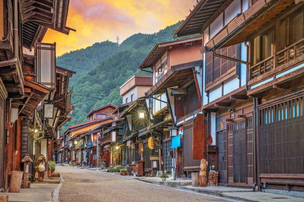 narai-juku, nagano, japon ville historique le long de la route historique de nakasendo - mountain peak famous place outdoors landscape photos et images de collection
