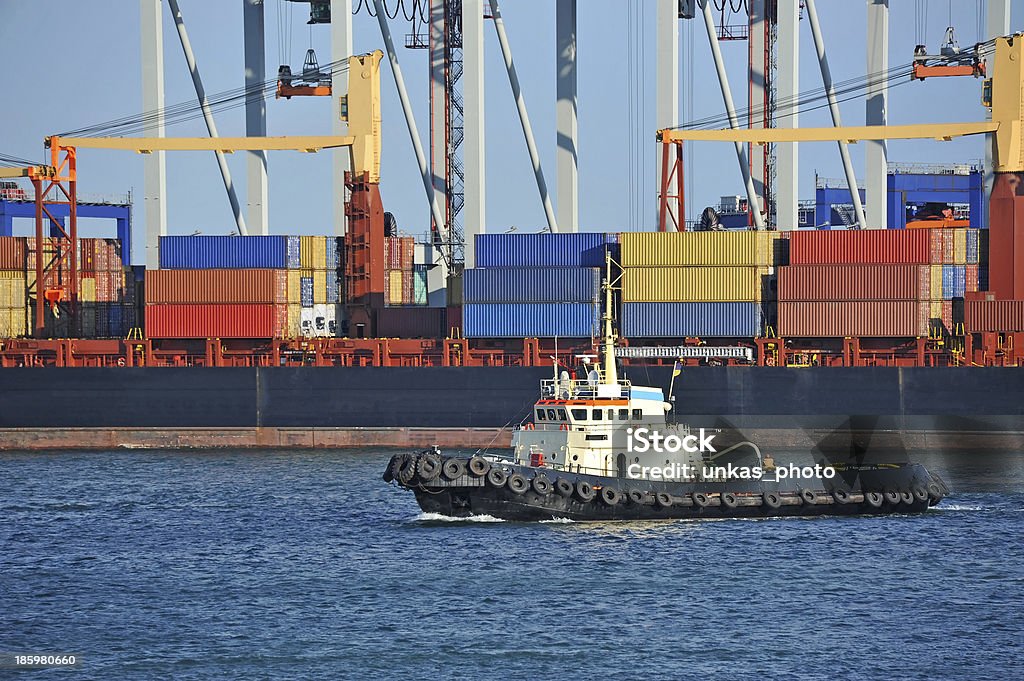 Holownik pomoc kontener statek transportowy - Zbiór zdjęć royalty-free (Bez ludzi)