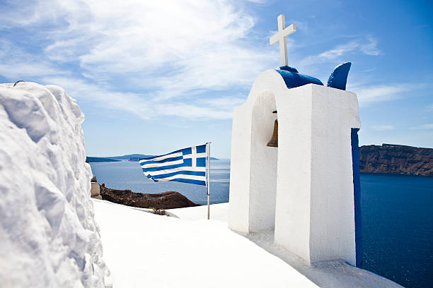 Igreja na aldeia em Santorini e Oia - foto de acervo