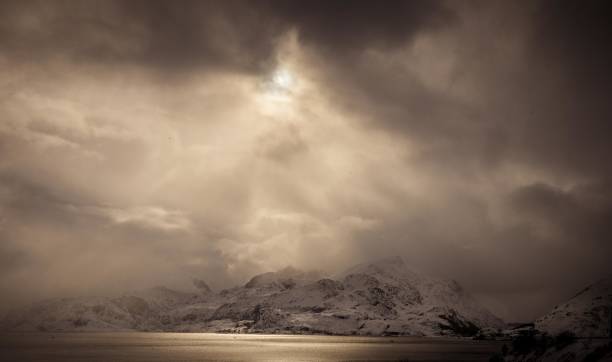 islas lofoten, noruega, en invierno - lofoten henningsvaer norway village fotografías e imágenes de stock