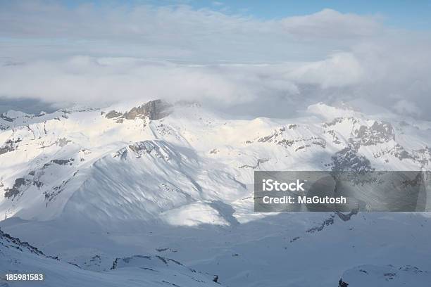 Ośnieżone Góry W Grube Chmury - zdjęcia stockowe i więcej obrazów Alpy - Alpy, Alpy Szwajcarskie, Aster