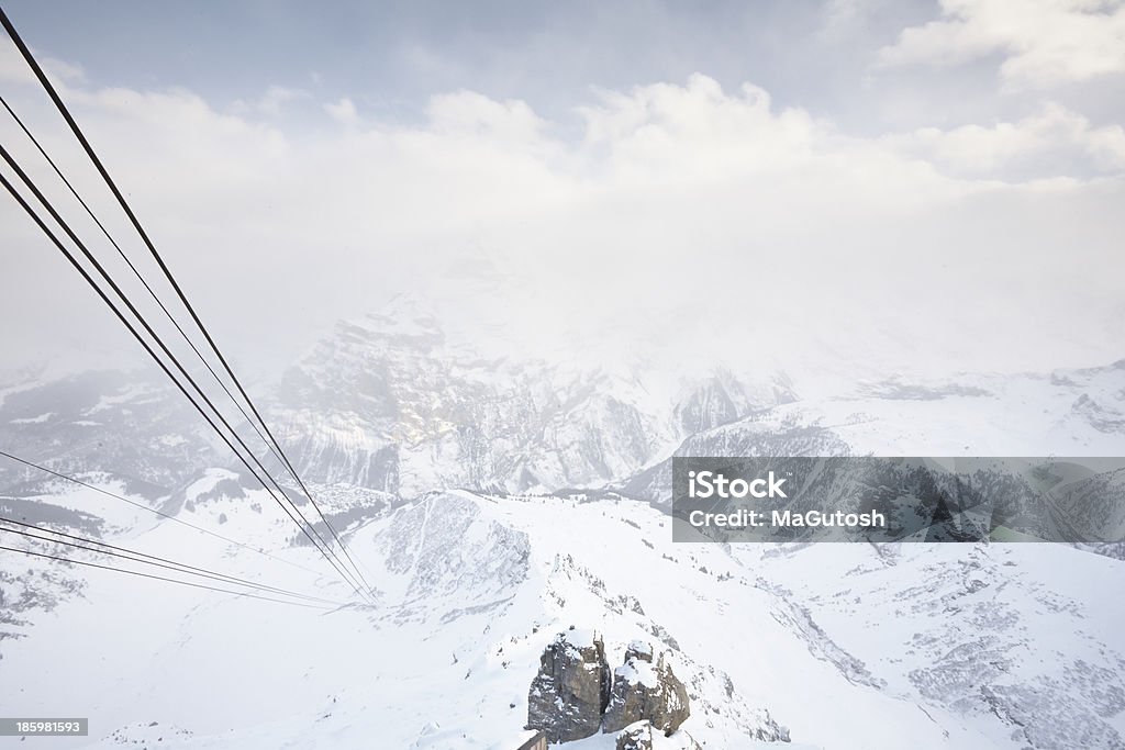 Cable cars running par le biais de montagnes enneigées - Photo de Alpes européennes libre de droits