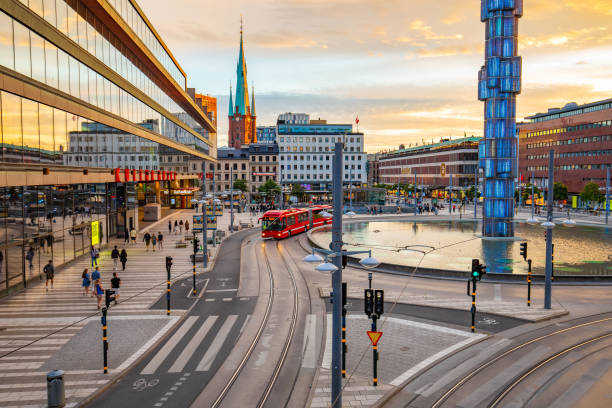 sergel's square (sergels torg) in stockholm city centre, sweden - sergels torg photos et images de collection