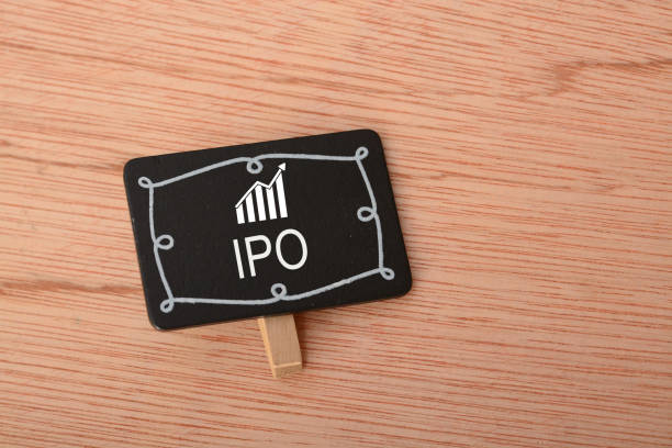 IPO stands for Initial Public Offering. It is the process by which a private company offers its shares to the public for the first time, allowing the company to raise capital from external investors by selling ownership stakes ipo son las siglas de oferta pública inicial. es el proceso por el cual una empresa privada ofrece sus acciones al público por primera vez, lo que le permite a la empresa recaudar capital de inversores externos mediante la venta de participaciones en la