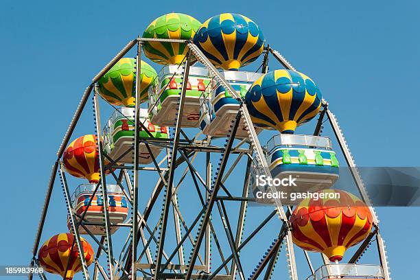 Foto de Rodagigante Com Carruagens e mais fotos de stock de Alegria - Alegria, Amor à Primeira Vista, Arte, Cultura e Espetáculo