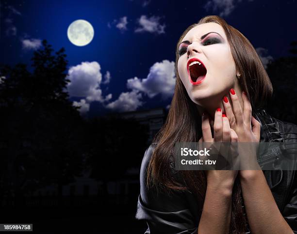 Vampiro Donna Su Sfondo Di Notte - Fotografie stock e altre immagini di Adulto - Adulto, Aggressione, Aperto