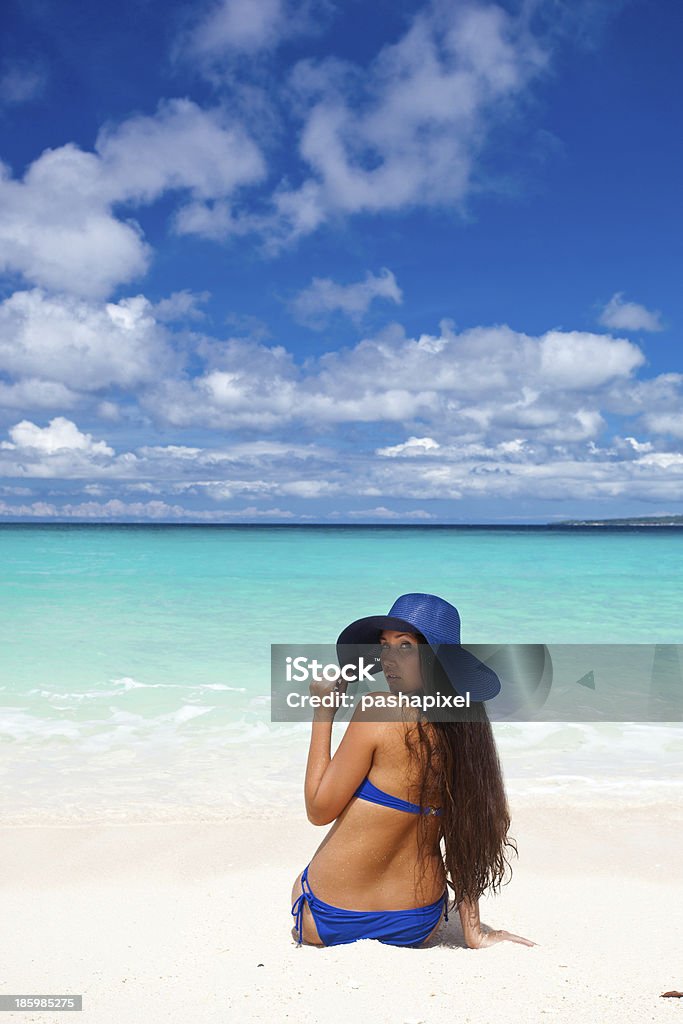 Donna sulla spiaggia in estate Cappello - Foto stock royalty-free di Adulto