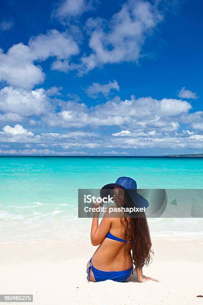 Donna Sulla Spiaggia In Estate Cappello - Fotografie stock e altre immagini di Adulto - Adulto, Ambientazione esterna, Bikini