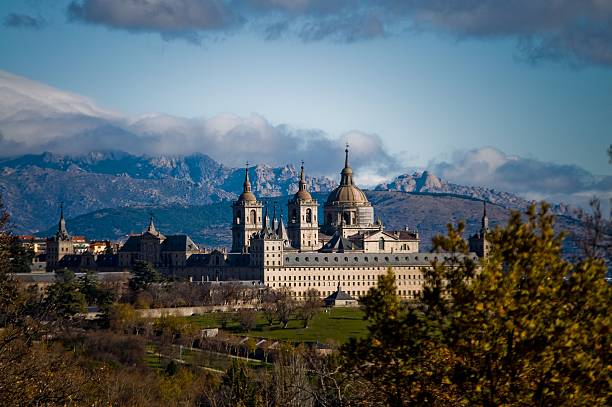 monastero reale di san lorenzo de el escorial.  madrid, spagna. - ferrovia sopraelevata foto e immagini stock