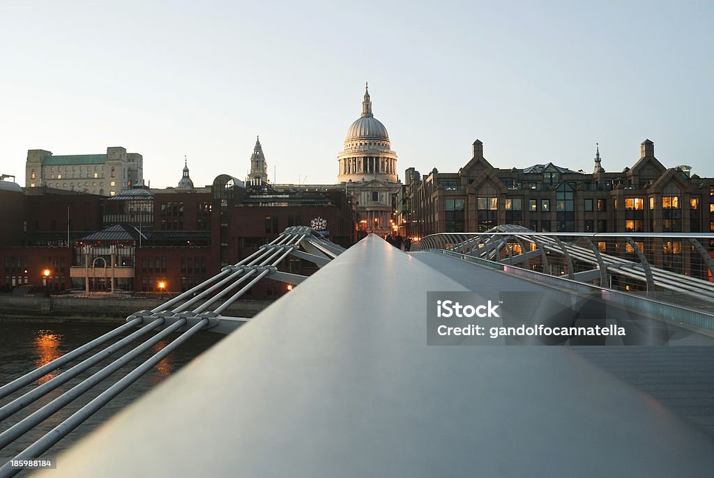 Blick auf St. Pauls von der Millennium Bridge in London - Lizenzfrei 21. Jahrhundert Stock-Foto