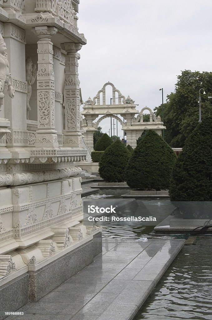 BAPS Shri Swaminarayan Mandir, London - Foto de stock de Agua libre de derechos