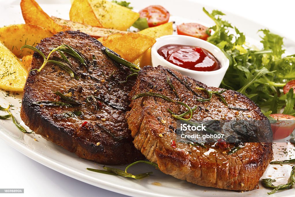 Gegrilltes Fleisch, Kartoffeln und Gemüse - Lizenzfrei Bratengericht Stock-Foto
