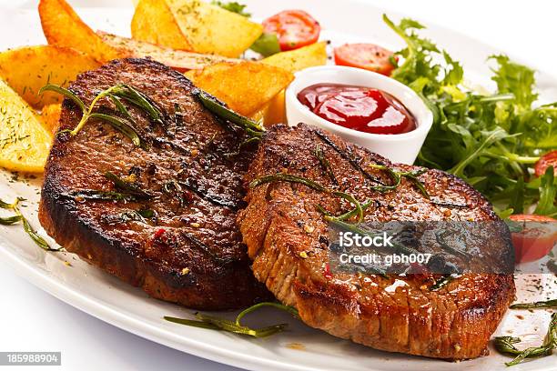 Gegrilltes Fleisch Kartoffeln Und Gemüse Stockfoto und mehr Bilder von Bratengericht - Bratengericht, Essbare Verzierung, Essen am Tisch