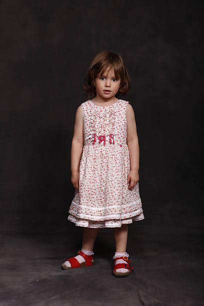 Mädchen mit Geburtstag-Kleid – Foto