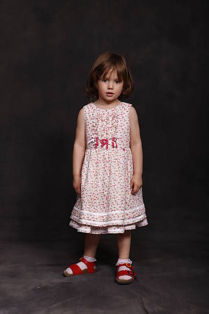 Chica en vestido de cumpleaños - foto de stock