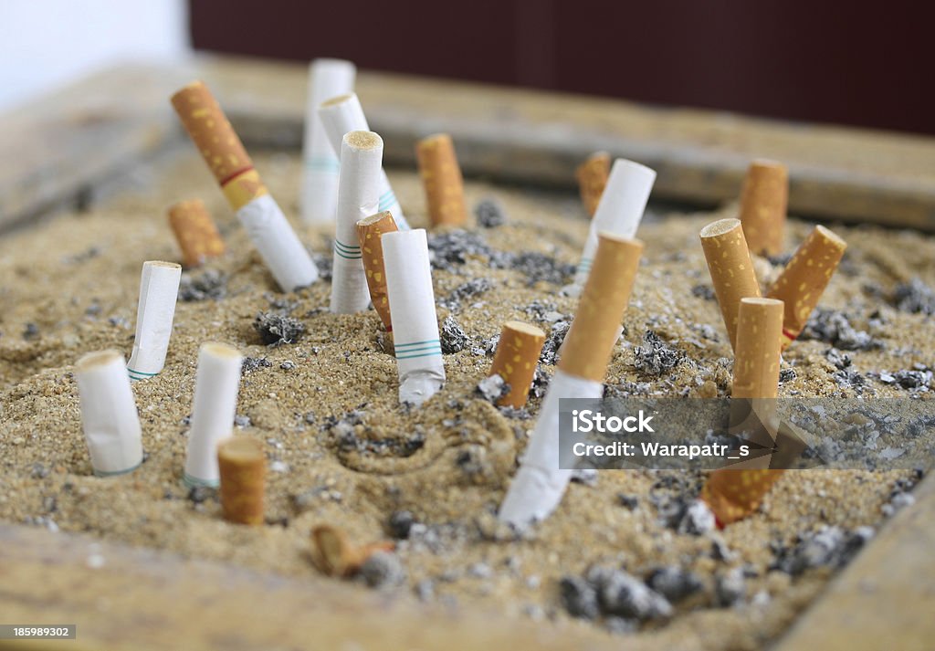 Zigarette im sand auf Aschenbecher - Lizenzfrei Asche Stock-Foto