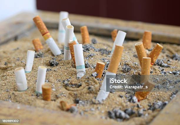 Zigarette Im Sand Auf Aschenbecher Stockfoto und mehr Bilder von Asche - Asche, Aschenbecher, Bildhintergrund