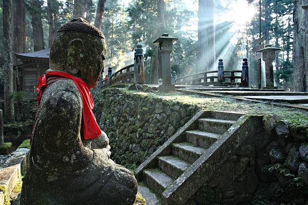 okunoin cimetière du mont kōya - shintoïsme photos et images de collection