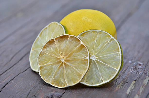 limone su sfondo naturale - lemon fruit portion citrus fruit foto e immagini stock