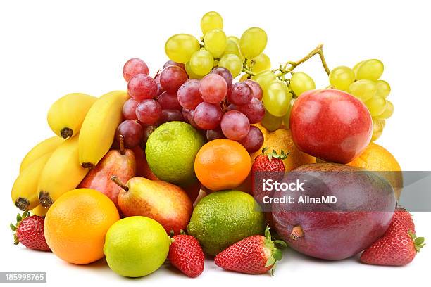 Foto de Conjunto De Frutas No Fundo Branco e mais fotos de stock de Maçã - Maçã, Morango, Uva