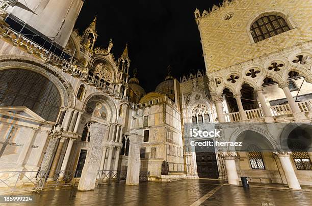 Doge S Palace En La Noche Venecia Italia Foto de stock y más banco de imágenes de Aire libre - Aire libre, Antiguo, Arco - Característica arquitectónica