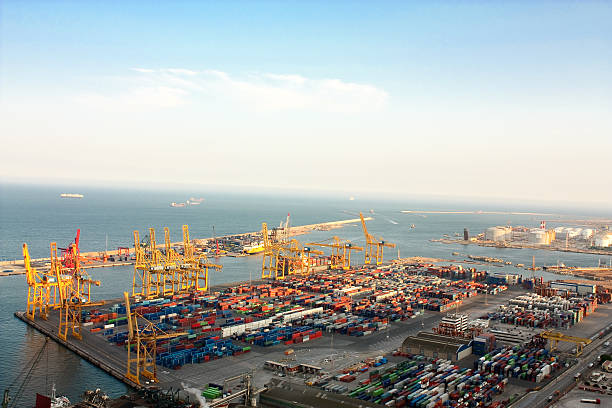 istock Industrial port of Barcelona 185999537