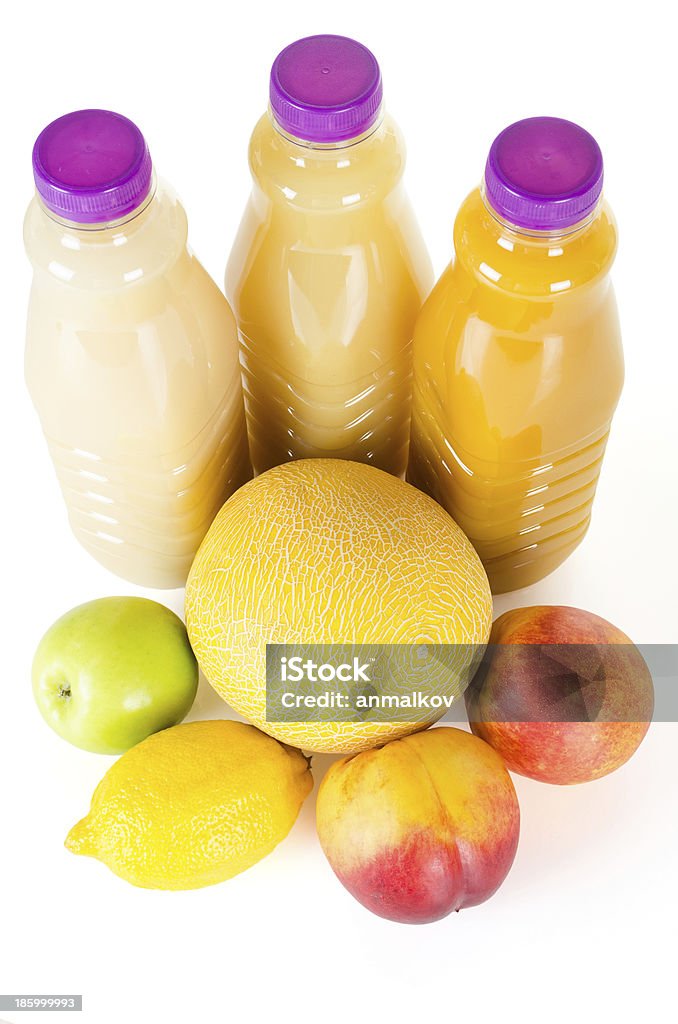 Garrafas de suco fresco com frutas isolado a branco - Royalty-free Alimentação Saudável Foto de stock