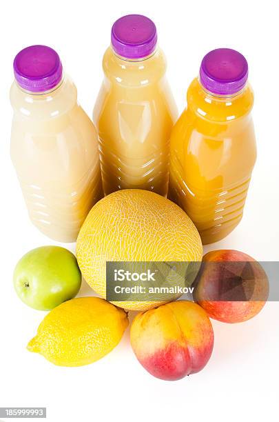 Garrafas De Suco Fresco Com Frutas Isolado A Branco - Fotografias de stock e mais imagens de Alimentação Saudável