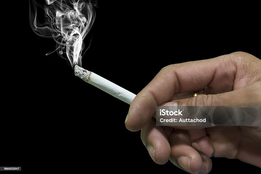 Fumo di sigaretta - Foto stock royalty-free di Adulto