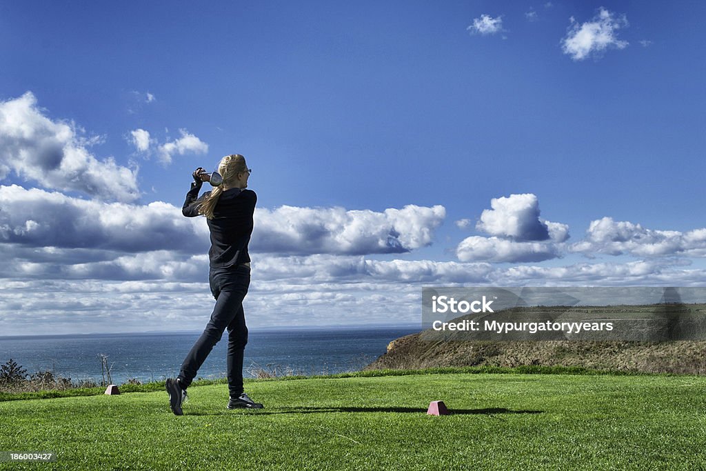 Tee shot - Foto stock royalty-free di Donne mature