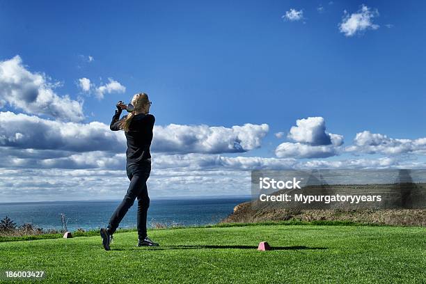 Tee Shot - Fotografie stock e altre immagini di Donne mature - Donne mature, Mazza da golf, Oscillare