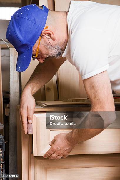 Tischler Bei Der Arbeit In Seinem Shop Stockfoto und mehr Bilder von Arbeiter - Arbeiter, Ausrüstung und Geräte, Bauholz-Brett