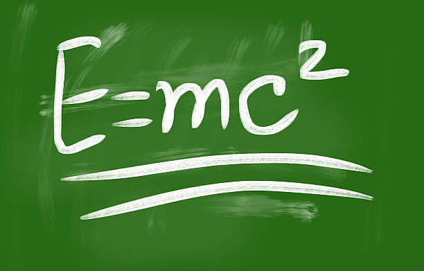 e = mc2 от руки с мелом на доске - e=mc2 стоковые фото и изображения