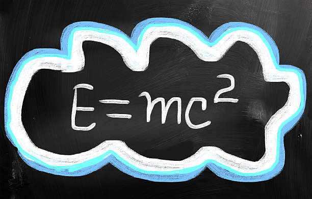 e = mc2 escrito a mano con una pizarra de tiza - formula blackboard complexity scientist fotografías e imágenes de stock