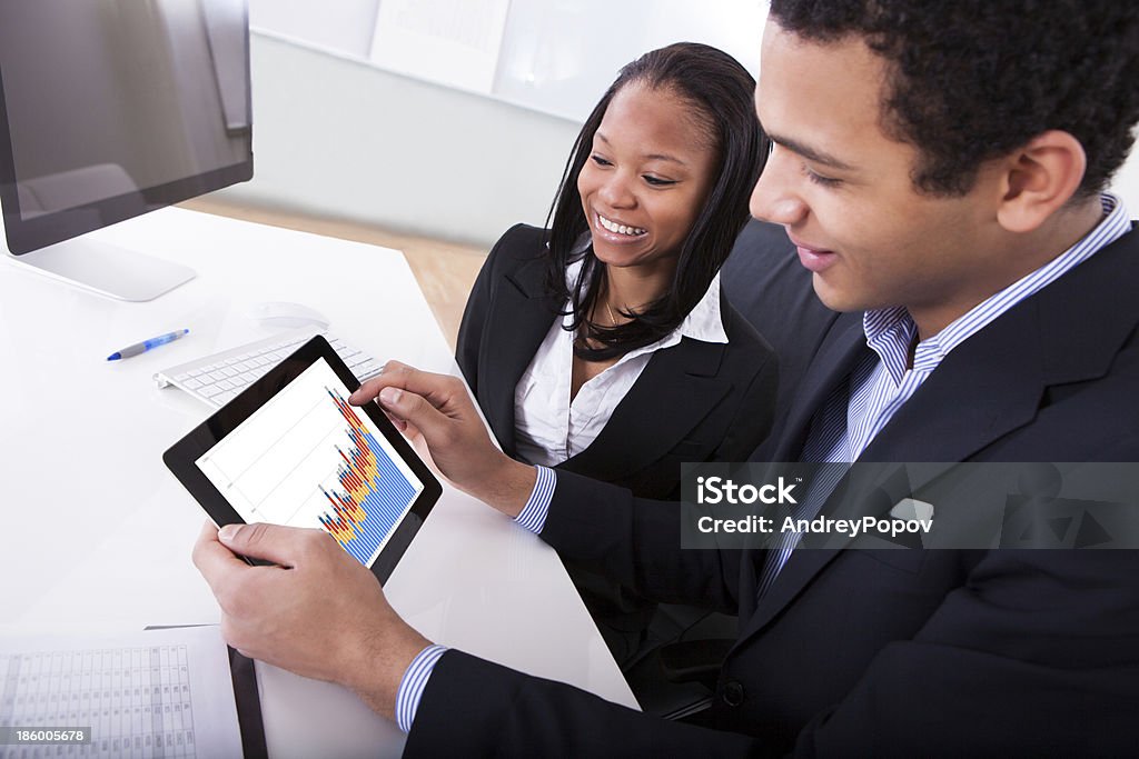 Dois empresários olhando no Tablet Digital - Foto de stock de Adulto royalty-free