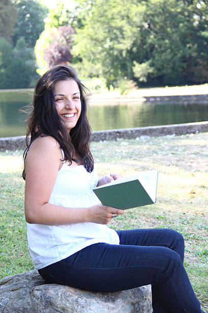 leer un libro - outdoors book reading accessibility fotografías e imágenes de stock