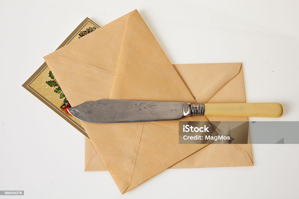 Нож для конвертов в конце документа - Стоковые фото Агрессия роялти-фри