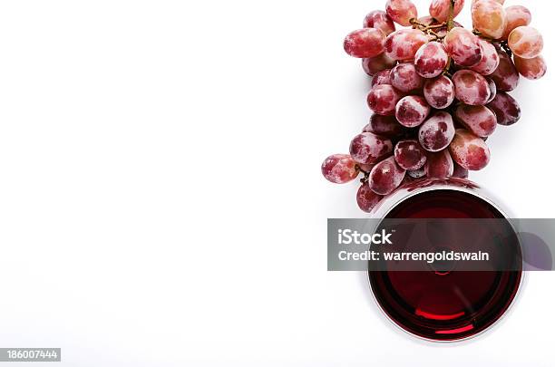 Vino Rosso E Uva Lavagna Su Bianco - Fotografie stock e altre immagini di Alchol - Alchol, Alcolismo, Bianco