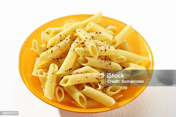 Cozinhados Penne De Macarrão Em Um Prato - Fotografias de stock e mais imagens de Alimentação Saudável - Alimentação Saudável, Alimento Básico, Amarelo